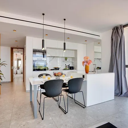 Апартаменти Sea View Deluxe Gaia 302 Ларнака