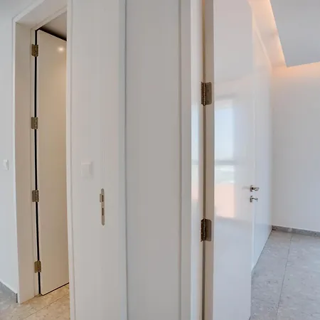 Sea View Deluxe Gaia 302 Апартаменти Ларнака